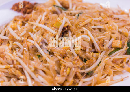 Thailands nationaler Gerichte, gebratene Nudeln mit Ei, Gemüse und Garnelen (Pad Thai) Stockfoto