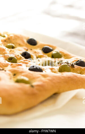 Focaccia-Brot mit Oliven & Thymian Stockfoto