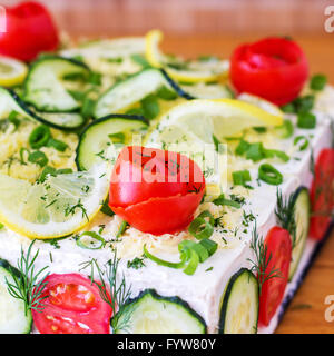 Herzhaftes Sandwich Kuchen (Smörgåstårta) Stockfoto