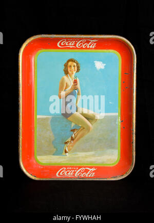 Trinken Sie Coca-Cola Werbung Serviertablett 1935 mit Frances Lee Pin-up-Girl Stockfoto