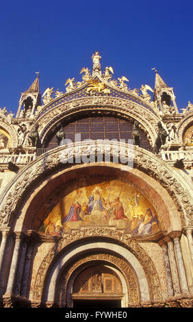 Brillante Endgericht Lunet Mosaik, Center-Portal, an der Fassade der Basilica di San Marco, Venedig, Italien. Stockfoto