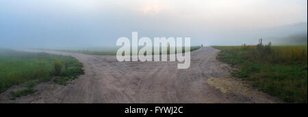 Schotterstraße im Nebel Stockfoto