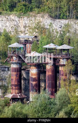 Polen, Krakau, Liban Steinbruch mit Jura-Kalkstein-Klippen und alten, rostigen Industriebauten aufgegeben Stockfoto