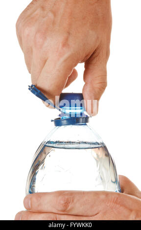 Hand abschrauben den Kork auf eine Flasche Wasser Stockfoto