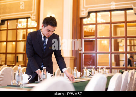 Menschen Einstellung Tisch im Speisesaal Luxus Stockfoto