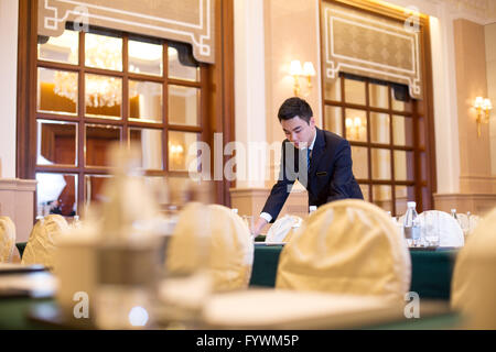 Menschen Einstellung Tisch im Speisesaal Luxus Stockfoto