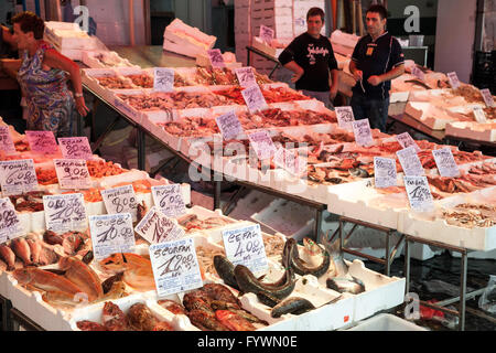 Neapel, Italien - 9. August 2015: Legen Sie verschiedene Arten von Fisch und Meeresfrüchten auf den Ladentischen der Straße Marktplatz in Neapel Stockfoto