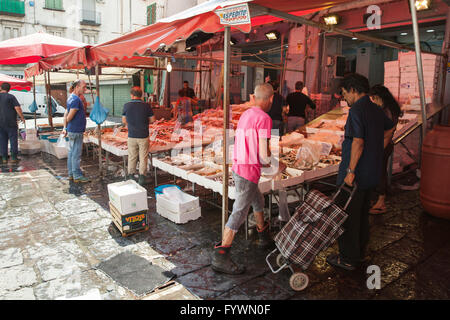 Neapel, Italien - 9. August 2015: Verschiedene Arten von Fisch lag auf den Ladentischen der Straße Marktplatz in Neapel, Käufer warten auf Kunden Stockfoto