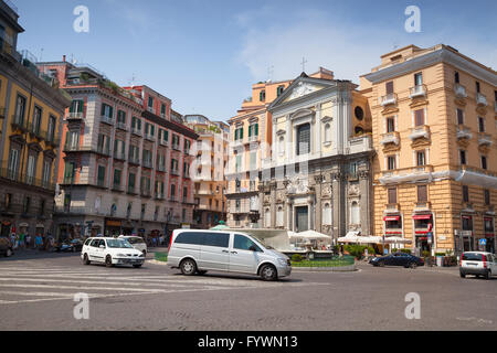 Neapel, Italien - 9. August 2015: Street view von alten Naples. Piazza Trieste E Trento, Fassade der Galleria Umberto Stockfoto