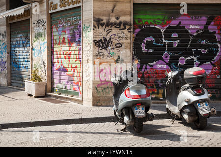 Neapel, Italien - 9. August 2015: Zwei Roller geparkt am Straßenrand in Neapel Stockfoto