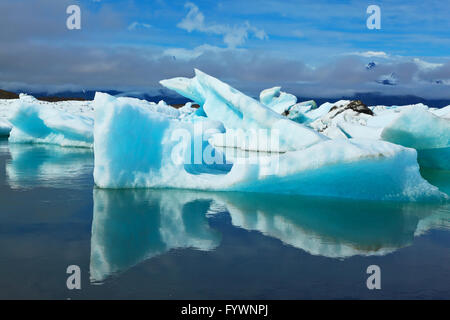 Die Eisberge und Eisschollen spiegeln sich im Wasser Stockfoto