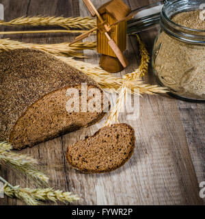 Schwarze, hausgemachtes Brot und Roggen Kegel Stockfoto