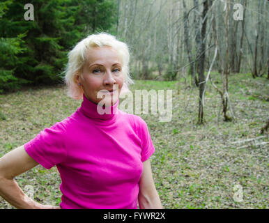 Porträt einer Frau in einem Park an einem sonnigen Tag Stockfoto