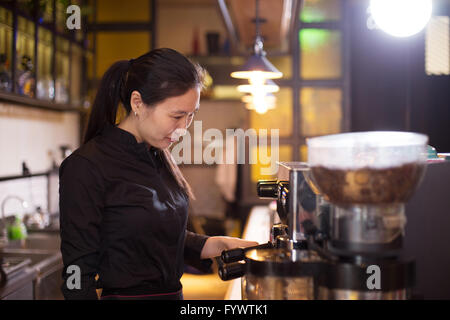 Kellnerin serviert im modernen café Stockfoto