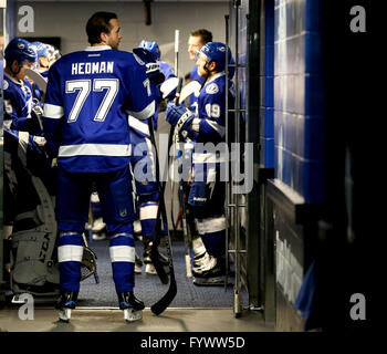 Tampa, Florida, USA. 27. April 2016. DIRK SHADD | Zeiten. Tampa Bay Lightning Verteidiger Victor Hedman (77) reiht sich mit seinem Team, bevor die Spieler, um das Eis für Spiel eins der zweiten Runde der Stanley Cup Playoffs in der Amalie Arena in Tampa Mittwochabend ergreifen (26.04.16) Credit: Dirk Shadd/Tampa Bay Times / ZUMA Draht/Alamy Live News Stockfoto