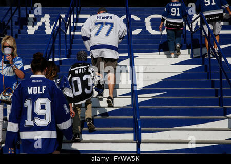 Tampa, Florida, USA. 27. April 2016. LOREN ELLIOTT | Times.Fans finden ihren Weg ins Amalie Arena in Tampa, Florida, für das erste Spiel zwischen den Tampa Bay Lightning und die New York Islanders in Runde zwei der Stanley Cup Playoffs auf Mittwoch, 27. April 2016. Bildnachweis: Loren Elliott/Tampa Bay Times / ZUMA Draht/Alamy Live News Stockfoto