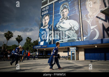 Tampa, Florida, USA. 27. April 2016. LOREN ELLIOTT | Times.Fans finden ihren Weg zu Amalie Arena in Tampa, Florida, für das erste Spiel zwischen den Tampa Bay Lightning und die New York Islanders in zwei der Stanley Cup Playoffs auf Mittwoch, 27. April 2016 Runde. Bildnachweis: Loren Elliott/Tampa Bay Times / ZUMA Draht/Alamy Live News Stockfoto