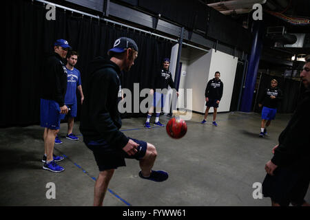 Tampa, Florida, USA. 27. April 2016. LOREN ELLIOTT | Times.Tampa Bay Lightning Spieler treten um einen Ball, bevor ihr erste Spiel gegen die New York Islanders in Runde zwei der Stanley Cup Playoffs in Amalie Arena in Tampa, Florida, am Mittwoch, 27. April 2016. Bildnachweis: Loren Elliott/Tampa Bay Times / ZUMA Draht/Alamy Live News Stockfoto