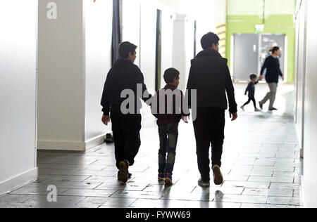 Datei - Datei Bild datiert 25. Februar 2016 zeigt Flüchtlinge zu Fuß zwischen Trennwände in einer Notunterkunft für Flüchtlinge auf Tempelhof Field in Berlin, Deutschland. Foto: Rainer Jensen/dpa Stockfoto