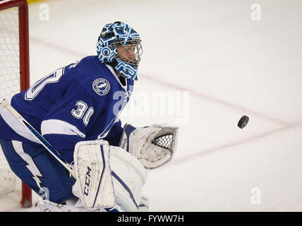 Tampa, Florida, USA. 27. April 2016. LOREN ELLIOTT | Times.Tampa Bay Lightning Torwart Ben Bishop (30) macht einen Block in der ersten Periode des ersten Spiels zwischen den Tampa Bay Lightning und die New York Islanders in Runde zwei der Stanley Cup Playoffs in Amalie Arena in Tampa, Florida, auf Mittwoch, 27. April 2016. Bildnachweis: Loren Elliott/Tampa Bay Times / ZUMA Draht/Alamy Live News Stockfoto