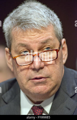 Washington DC, USA. 27. April 2016. J. Michael Pearson, Chief Executive Officer, Valeant Pharmaceuticals International, Inc; gibt Zeugnis vor dem United States Senate Committee on Aging-Anhörung "Valeant Pharma" Geschäftsmodell: die Folgen für die Patienten und das Gesundheitssystem '' auf dem Capitol Hill in Washington, DC auf Mittwoch, 27. April 2016. Bildnachweis: ZUMA Press, Inc./Alamy Live-Nachrichten Stockfoto