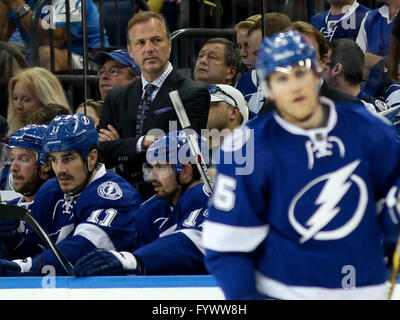 Tampa, Florida, USA. 27. April 2016. DIRK SHADD | Zeiten. Tampa Bay Lightning Cheftrainer Jon Cooper während der dritten Periode Aktion eines Spiels von der zweiten Runde der Stanley Cup Playoffs in der Amalie Arena in Tampa Mittwochabend (26.04.16) Credit: Dirk Shadd/Tampa Bay Times / ZUMA Draht/Alamy Live News Stockfoto