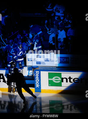 Tampa, Florida, USA. 27. April 2016. LOREN ELLIOTT | Times.Tampa Bay Lightning Spieler nehmen das Eis Weg gegen die New York Islanders in Runde zwei der Stanley Cup Playoffs in Amalie Arena in Tampa, Florida, auf Mittwoch, 27. April 2016 vor. Bildnachweis: Loren Elliott/Tampa Bay Times / ZUMA Draht/Alamy Live News Stockfoto