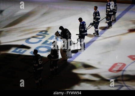 Tampa, Florida, USA. 27. April 2016. LOREN ELLIOTT | Times.Tampa Bay Lightning Spieler beobachten die Nationalhymne vor gegen die New York Islanders in Runde zwei der Stanley Cup Playoffs in Amalie Arena in Tampa, Florida, auf Mittwoch, 27. April 2016. Bildnachweis: Loren Elliott/Tampa Bay Times / ZUMA Draht/Alamy Live News Stockfoto