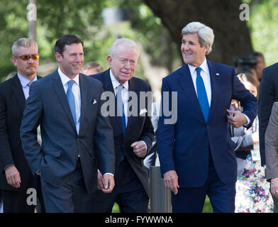 US-Außenminister John Kerry, Center, kommt bei der LBJ Library für eine Keynote-Rede während des Vietnam-Kriegs-Gipfels.