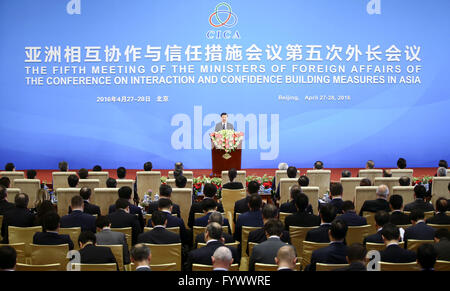 Peking, China. 28. April 2016. Chinesischen Staatspräsidenten Xi Jinping befasst sich mit der feierlichen Eröffnung der fünften Außenministertreffen der Konferenz über Zusammenarbeit und vertrauensbildende Maßnahmen in Asien (CICA) in Peking, Hauptstadt von China, 28. April 2016. © Ding Haitao/Xinhua/Alamy Live-Nachrichten Stockfoto