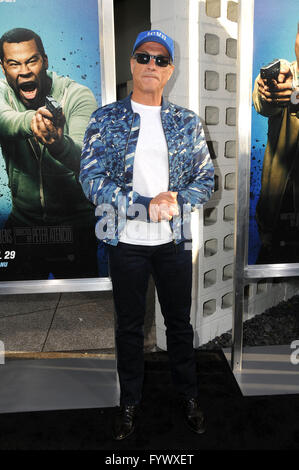 Hollywood, CA, USA. 27. April 2016.  Jean Claude Van Damme. Anreise für die Los Angeles Premiere von Warner Bros. "'' Keanu'' an ArcLight Hollywood statt. Bildnachweis: Birdie Thompson/AdMedia Credit: Birdie Thompson/AdMedia/ZUMA Draht/Alamy Live-Nachrichten Stockfoto