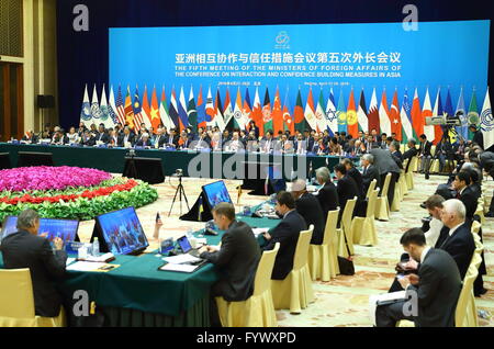 Peking, China. 28. April 2016. Teilnehmer besuchen die Eröffnungsfeier des fünften Treffens der Minister für auswärtige Angelegenheiten von der Konferenz für Zusammenarbeit und vertrauensbildende Maßnahmen in Asien (CICA) in Peking, Hauptstadt von China, 28. April 2016. Bildnachweis: Ding Haitao/Xinhua/Alamy Live-Nachrichten Stockfoto