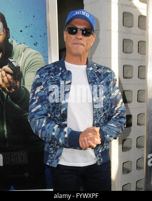 Hollywood, CA, USA. 27. April 2016.  Jean Claude Van Damme. Anreise für die Los Angeles Premiere von Warner Bros. "'' Keanu'' an ArcLight Hollywood statt. Bildnachweis: Birdie Thompson/AdMedia Credit: Birdie Thompson/AdMedia/ZUMA Draht/Alamy Live-Nachrichten Stockfoto