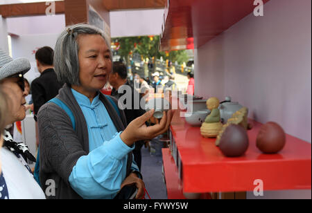 Peking, China. 28. April 2016. Die Leute kaufen Tee-Sets während des Tee-Kultur-Festivals im Badachu Park in Peking, Hauptstadt von China, 28. April 2016. Das 15. China-Garten-Tee-Kultur-Festival eröffnet hier am Donnerstag. Bildnachweis: Li Jundong/Xinhua/Alamy Live-Nachrichten Stockfoto