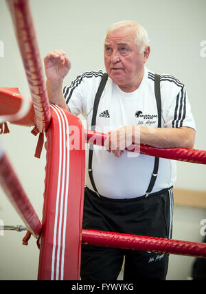 Kienbaum, Deutschland. 27. April 2016. Boxtrainer Ulli Wegner spricht, wie er bei den Boxring im nationalen Trainingszentrum Kienbaum in Kienbaum, Deutschland, 27. April 2016 steht. Foto: Patrick Pleul/Dpa/Alamy Live News Stockfoto