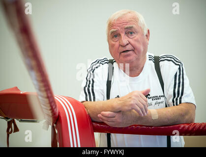 Kienbaum, Deutschland. 27. April 2016. Boxtrainer Ulli Wegner spricht, wie er bei den Boxring im nationalen Trainingszentrum Kienbaum in Kienbaum, Deutschland, 27. April 2016 steht. Foto: Patrick Pleul/Dpa/Alamy Live News Stockfoto