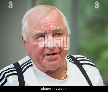 Kienbaum, Deutschland. 27. April 2016. Boxtrainer Ulli Wegner spricht, wie er bei den Boxring im nationalen Trainingszentrum Kienbaum in Kienbaum, Deutschland, 27. April 2016 steht. Foto: Patrick Pleul/Dpa/Alamy Live News Stockfoto