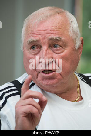 Kienbaum, Deutschland. 27. April 2016. Boxtrainer Ulli Wegner spricht, wie er bei den Boxring im nationalen Trainingszentrum Kienbaum in Kienbaum, Deutschland, 27. April 2016 steht. Foto: Patrick Pleul/Dpa/Alamy Live News Stockfoto