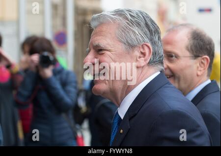 Zittau, Deutschland. 28. April 2016. Deutscher Präsident Joachim Gauck (L) und sächsischen Staat Minister der internen Angelegenheiten Markus Ulbig Fuß zum Rathaus in Zittau, Deutschland, 28. April 2016. Gaucks Reise in die Region der Oberlausitz bildet den vorläufigen Abschluss der Besuche in Deutschlands Peripherie mit dem Slogan "Lokale Verantwortung - Engagement in den Gemeinden." Foto: SEBASTIAN KAHNERT/Dpa/Alamy Live News Stockfoto