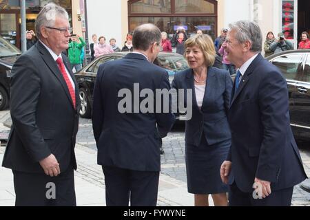 Zittau, Deutschland. 28. April 2016. Bernd Lange (L-R), Landrat von der Görlitz Viertel, sächsische Staat Minister der internen Angelegenheiten Markus Ulbig, Daniela Schadt, Lebenspartner des deutschen Präsidenten und deutscher Bundespräsident Joachim Gauck begrüßen einander in Zittau, Deutschland, 28. April 2016. Gaucks Reise in die Region der Oberlausitz bildet den vorläufigen Abschluss der Besuche in Deutschlands Peripherie mit dem Slogan "Lokale Verantwortung - Engagement in den Gemeinden." Foto: SEBASTIAN KAHNERT/Dpa/Alamy Live News Stockfoto