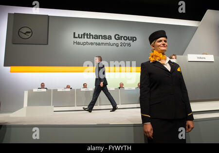 Hamburg, Deutschland. 28. April 2016. Vorstandsvorsitzender der Lufthansa AG, Carsten Spohr, geht zum Podium während einer Firma Hauptversammlung in Hamburg, Deutschland, 28. April 2016. Foto: CHRISTIAN CHARISIUS/Dpa/Alamy Live News Stockfoto