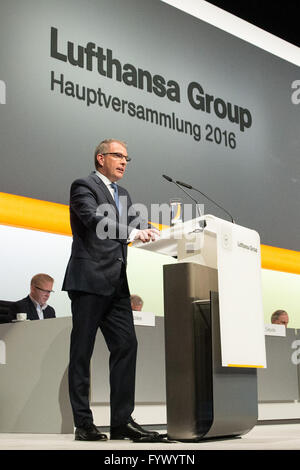 Hamburg, Deutschland. 28. April 2016. Carsten Spohr, Vorstandsvorsitzender der Lufthansa AG, spricht bei einer Firma Hauptversammlung in Hamburg, Deutschland, 28. April 2016. Foto: CHRISTIAN CHARISIUS/Dpa/Alamy Live News Stockfoto