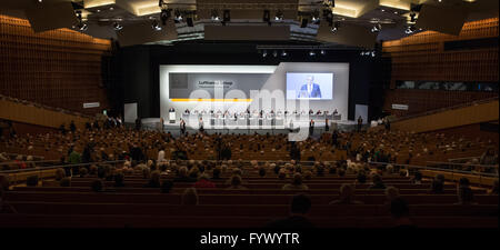 Hamburg, Deutschland. 28. April 2016. Carsten Spohr, Vorstandsvorsitzender der Lufthansa AG, spricht bei einer Firma Hauptversammlung in Hamburg, Deutschland, 28. April 2016. Foto: CHRISTIAN CHARISIUS/Dpa/Alamy Live News Stockfoto