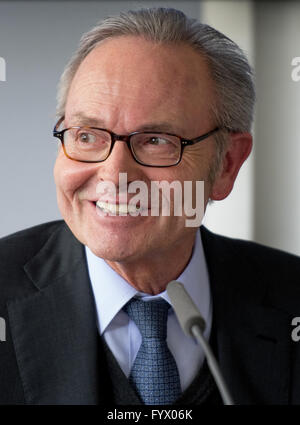 Hamburg, Deutschland. 28. April 2016. Vorstandsvorsitzender der Fielmann AG, Guenther Fielmann, besucht eine Pressekonferenz in Hamburg, Deutschland, 28. April 2016. Fielmann gab die Verkaufszahlen 2015 bekannt. Foto: AXEL HEIMKEN/Dpa/Alamy Live News Stockfoto