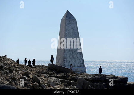 Dorset, UK. 28. April 2016. UK-Wetter: Trinity House Obelisk Land Marker, Portland Bill, Dorset, UK Credit: Dorset Media Service/Alamy Live News Stockfoto