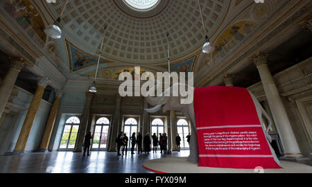 Dresden, Deutschland. 28. April 2016. Eine Elefanten-Statue kann man in der temporären Ausstellung "The Maharajah·s Gärtner. Ein Sachse verzaubert Indien "im Palace Museum Schloss Pillnitz in Dresden, Deutschland, 28. April 2016. Vom 30. April bis 1. November 2016, illustrieren mehr als 60 Objekte und Reproduktionen des Gustav Hermann Krumbiegel (1865-1956) Weg von Pillnitz Gartenarbeit Lehrling zum Superintendenten der staatlichen Gärten im ehemaligen Königreich von Mysore in Indien. Foto: ARNO BURGI/Dpa/Alamy Live-Nachrichten Stockfoto