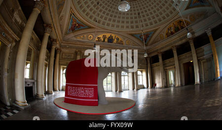 Dresden, Deutschland. 28. April 2016. Eine Elefanten-Statue kann man in der temporären Ausstellung "The Maharajah·s Gärtner. Ein Sachse verzaubert Indien "im Palace Museum Schloss Pillnitz in Dresden, Deutschland, 28. April 2016. Vom 30. April bis 1. November 2016, illustrieren mehr als 60 Objekte und Reproduktionen des Gustav Hermann Krumbiegel (1865-1956) Weg von Pillnitz Gartenarbeit Lehrling zum Superintendenten der staatlichen Gärten im ehemaligen Königreich von Mysore in Indien. Foto: ARNO BURGI/Dpa/Alamy Live-Nachrichten Stockfoto