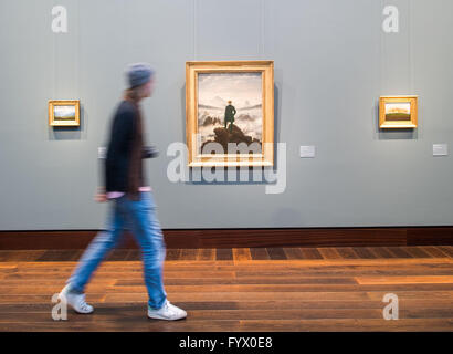 Hamburg, Deutschland. 28. April 2016. Ein Journalist geht vorbei an dem Gemälde "Wanderer über dem Nebelmeer" (C) von Caspar in der Kunsthalle Museum nach einer Pressekonferenz in Hamburg, Deutschland, 28. April 2016. Nach 17 Monaten umfassende Modernisierung wird der Hamburger Kunsthalle am 30. April 2016 wieder. Foto: LUKAS SCHULZE/Dpa/Alamy Live News Stockfoto