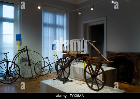 Ein dandy Pferd/Draisine (R, Karl Drais - 1817) und andere Fahrräder sind in der Ausstellung gezeigten "selbstfahrende - oder wie das Fahrrad bewegt uns im Wasserpalais auf Schloss Pillnitz in Dresden, Deutschland, 28. April 2016. Für die Eröffnung der Saison am 30. April 2016 zeigt das Museum für Dekorationskünste in Dresden eine Ausstellung auf die Gestaltung und die Kultur des Fahrrades. Foto: ARNO BURGI/ZB Stockfoto