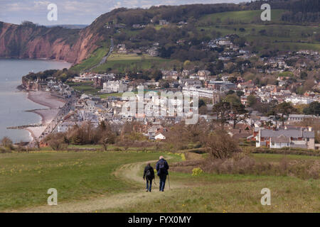 Sidmouth, Devon, UK. 28. April. 2016. eine Geschichte von zwei Wettersysteme - mit Frost und Schnee im Norden und Osten, Wanderer auf dem South West Coastal Weg Richtung in Sidmouth, Devon die Sonne genießen. Foto von Tony Charnock/Alamy Live-Nachrichten Stockfoto